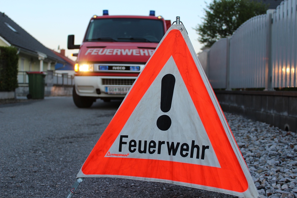 Einsatzfoto Baum auf Straße